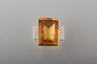Bague en or jaune ornée d'une importante

citrine...