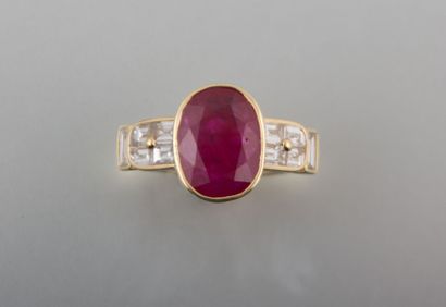 Bague en or jaune ornée d'un rubis ovale

calibrant...