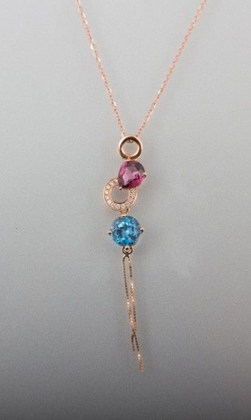 Pendentif et sa chaîne en or rose formé

d'une...
