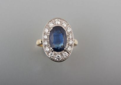 Bague deux ors de forme ovale centrée

d'un...