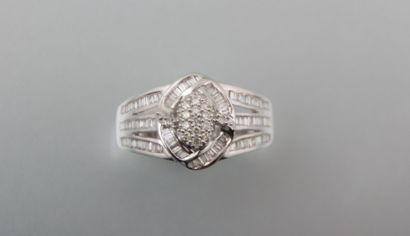 Bague en or blanc ornée d'un médaillon

pavé...