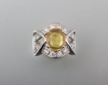 Bague en or blanc ornée d'un saphir jaune

ovale...