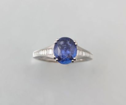 Bague en or blanc sertie d'un saphir

ovale...