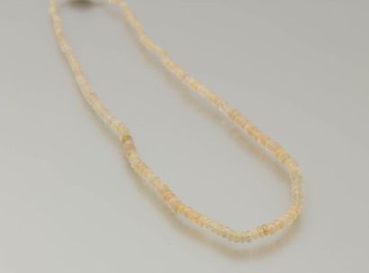 Collier de perles d'opale en chute, le

fermoir...