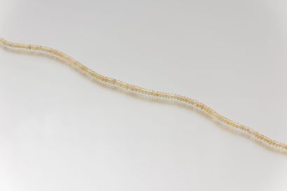 Collier de disques d’opale en chute, le

fermoir...