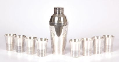 Shaker et huit gobelets en métal argenté...