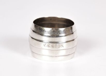 Rond de serviette en argent de forme

ventrue...