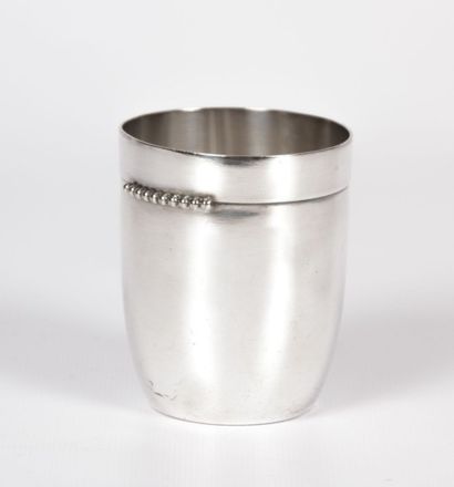 Timbale en métal argenté uni, le col à

décor...