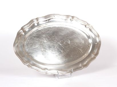 Plat en métal argenté de forme ovale, la

bordure...