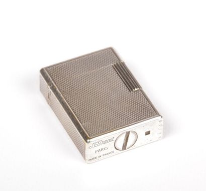 Briquet en métal argenté de marque

Dupont,...