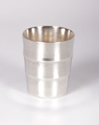 Timbale en métal argenté à large côtes

pincées.

Orfèvre...