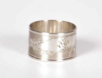Rond de serviette en métal argenté à

décor...