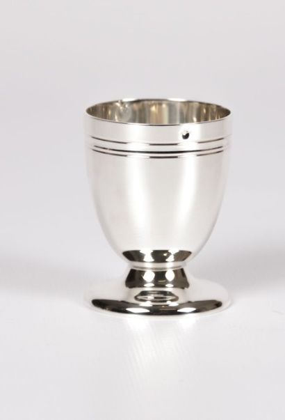 Coquetier en argent orné de deux filets.

Poids...