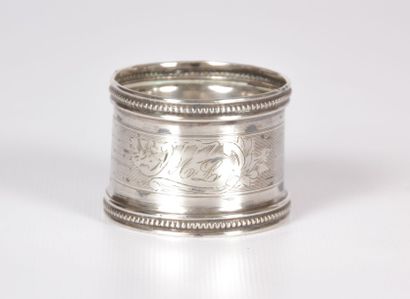 Rond de serviette en argent à décor d'un

cartouche...