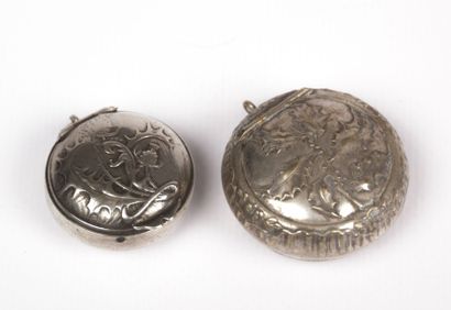 Boîte à pilules en argent de forme ronde,
les...