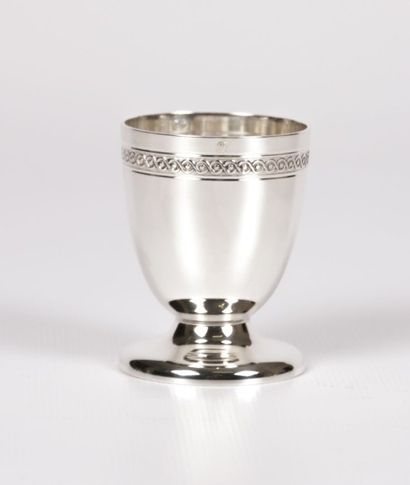 Coquetier en argent posant sur un piédouche,

il...