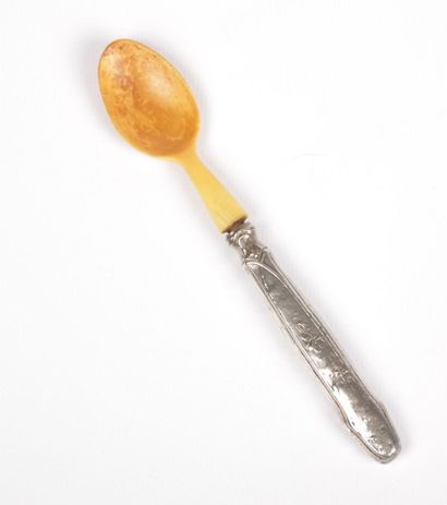 Cuillère à bouillie, le manche en argent

fourré...
