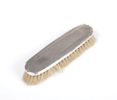 Brosse, la monture en argent à décor de

guillochés...