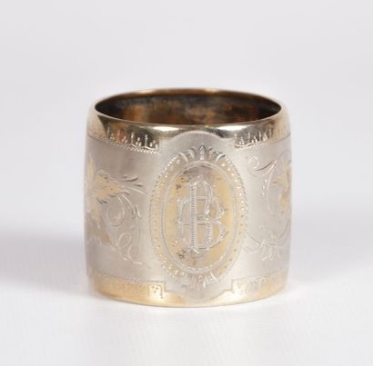 Rond de serviette en argent et argent doré,

il...