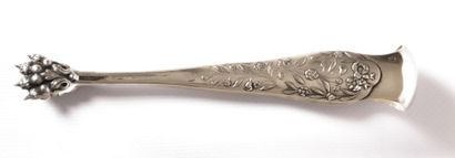 Pince à sucre en argent, les bras ornés de

feuillages...