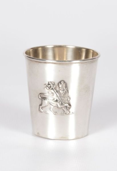Timbale en argent de forme tronconique,

la...