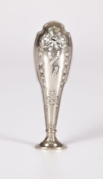Cachet en argent de forme montgolfière à

décor...