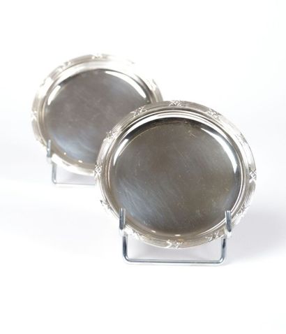 Paire de dessous de bouteille en argent,

les...