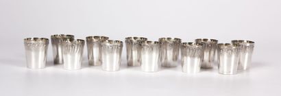 Suite de douze verres à liqueur en argent...