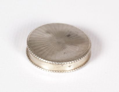 Pilulier de forme ronde en argent gravé

Kiaby...
