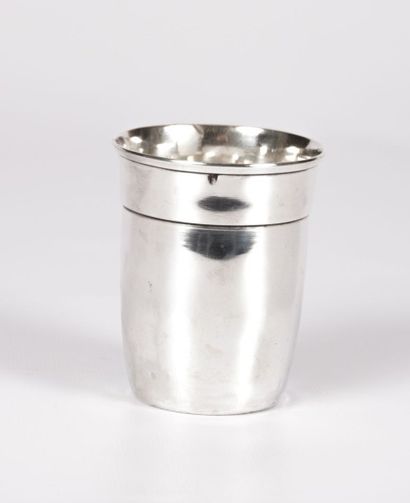 Timbale en argent à ressaut

Maître orfèvre...