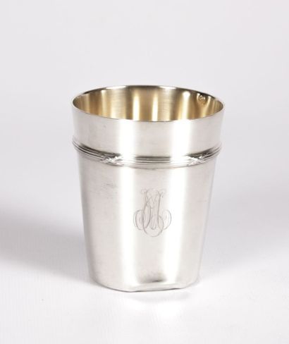 Timbale en argent de forme tronconique, le

col...