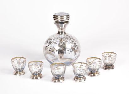Service à liqueur en verre comprenant une

carafe...