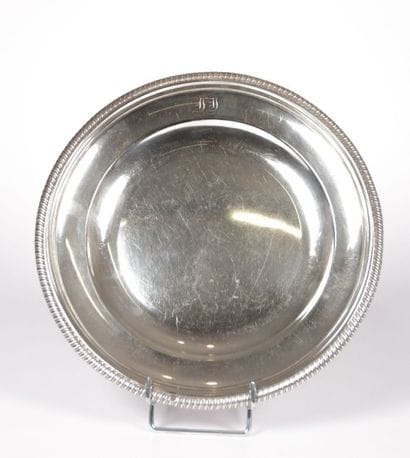 Plat rond en argent (1819-1838), le marli

orné...