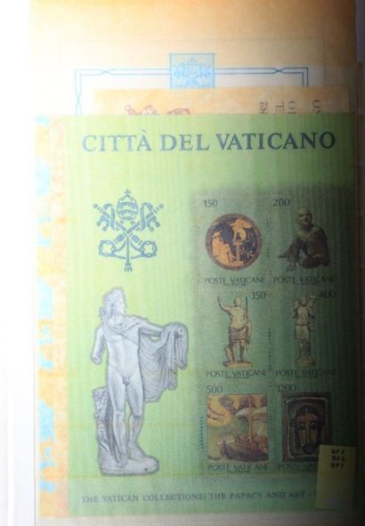 Deux volumes dont Vatican, Suisse, Japon,...
