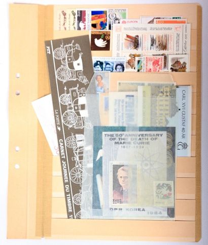 A TRIER un lot de de timbres des cinq continents,...