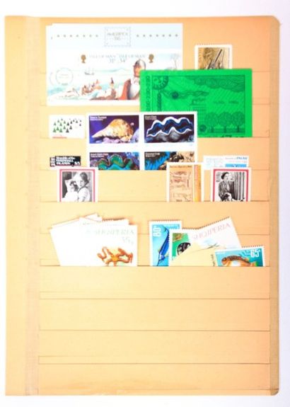 A TRIER un lot de de timbres des cinq continents,...