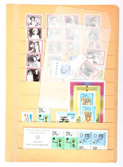 A TRIER un lot de de timbres des cinq continents,...