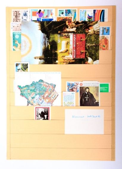 A TRIER un lot de de timbres des cinq continents,...