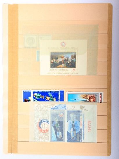 A TRIER un lot de de timbres des cinq continents,...