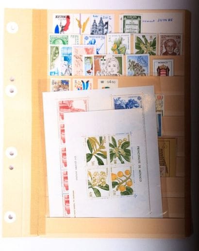 A TRIER un lot de de timbres des cinq continents,...
