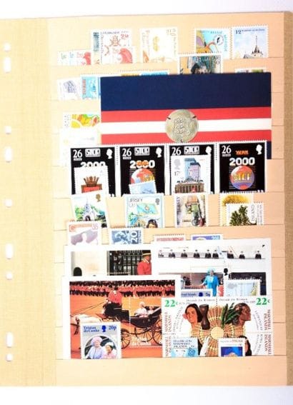 A TRIER un lot de de timbres des cinq continents,...