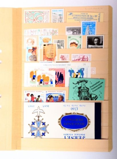 A TRIER un lot de de timbres des cinq continents,...