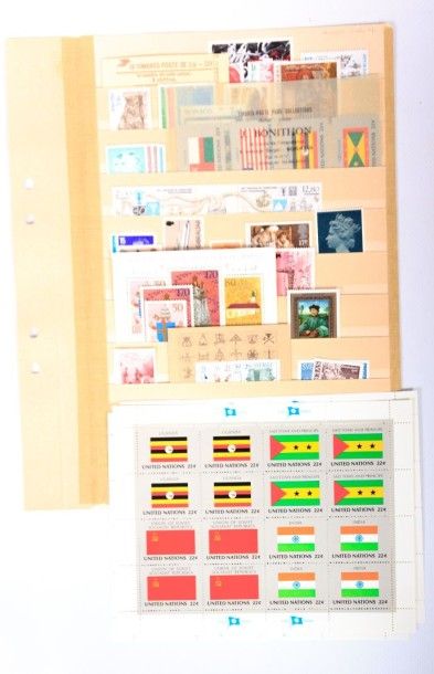 A TRIER un lot de de timbres des cinq continents,...
