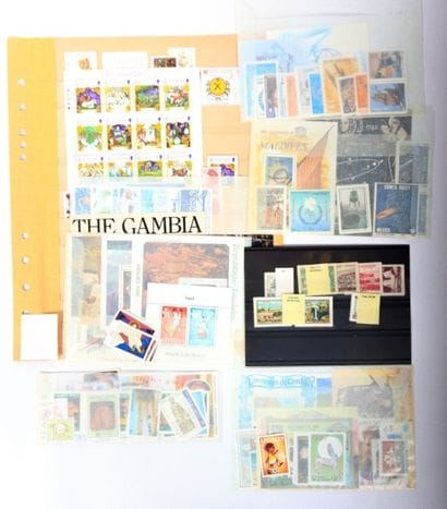 A TRIER un lot de de timbres des cinq continents,...