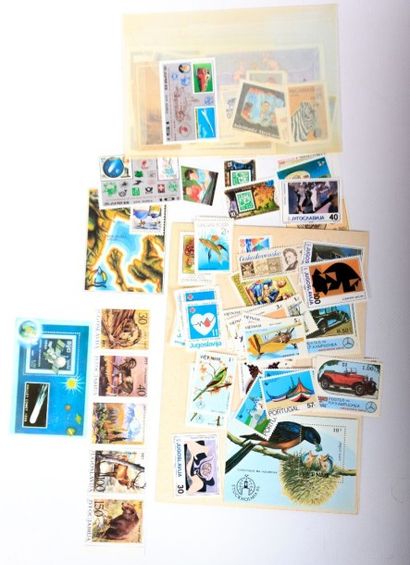 A TRIER un lot de de timbres des cinq continents,...