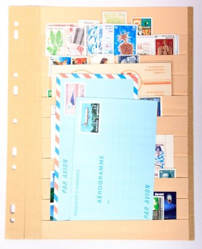 A TRIER un lot de de timbres des cinq continents,...