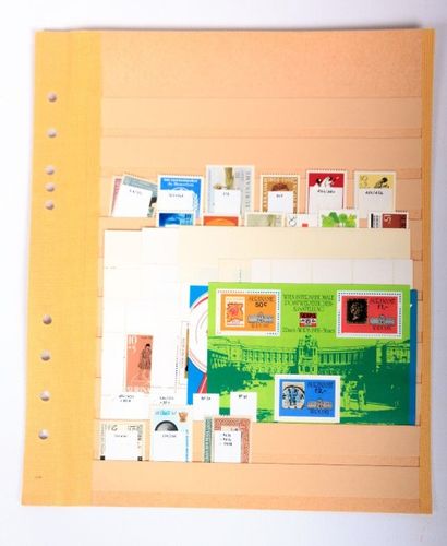 A TRIER un lot de timbres sur feuilles de...