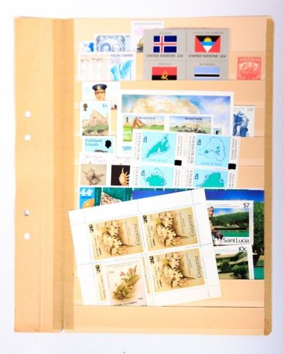 A TRIER un lot de timbres sur feuilles de...