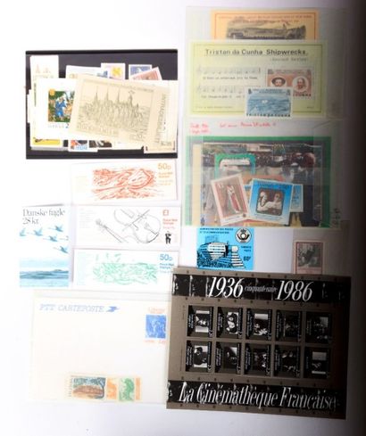 A TRIER un lot de timbres sur feuilles de...