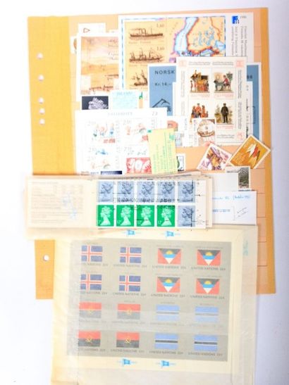 A TRIER un lot de timbres sur feuilles de...